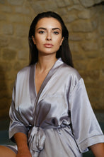 Lade das Bild in den Galerie-Viewer, Grauer Satin-Bademantel