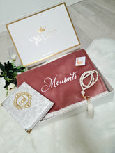 Afbeelding in Gallery-weergave laden, Muslim Box Essentiel - Coffret Cadeau Islamique avec Tapis de Prière, Yasin et Tasbih