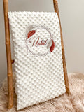 Couverture bébé motif plume blanche personnalisée