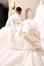 Charger l&#39;image dans la galerie, Peignoir KING &amp; QUEEN brodé en éponge personnalisée – Création For You
