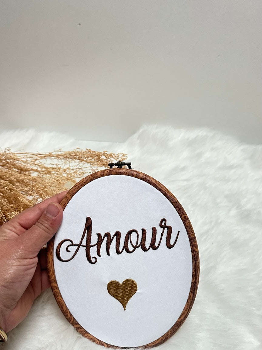 Cadre prénom personnalisé avec cœur brodé, exemple Amour