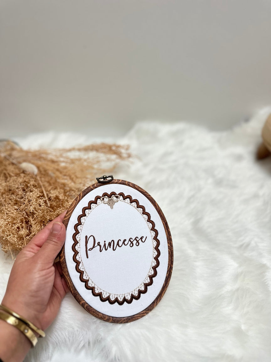 Cadre brodé personnalisable avec contour festonné, exemple Princesse