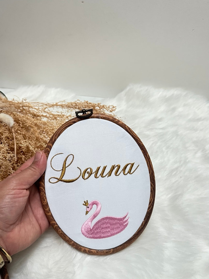 Cadre personnalisé avec prénom Louna et cygne brodé