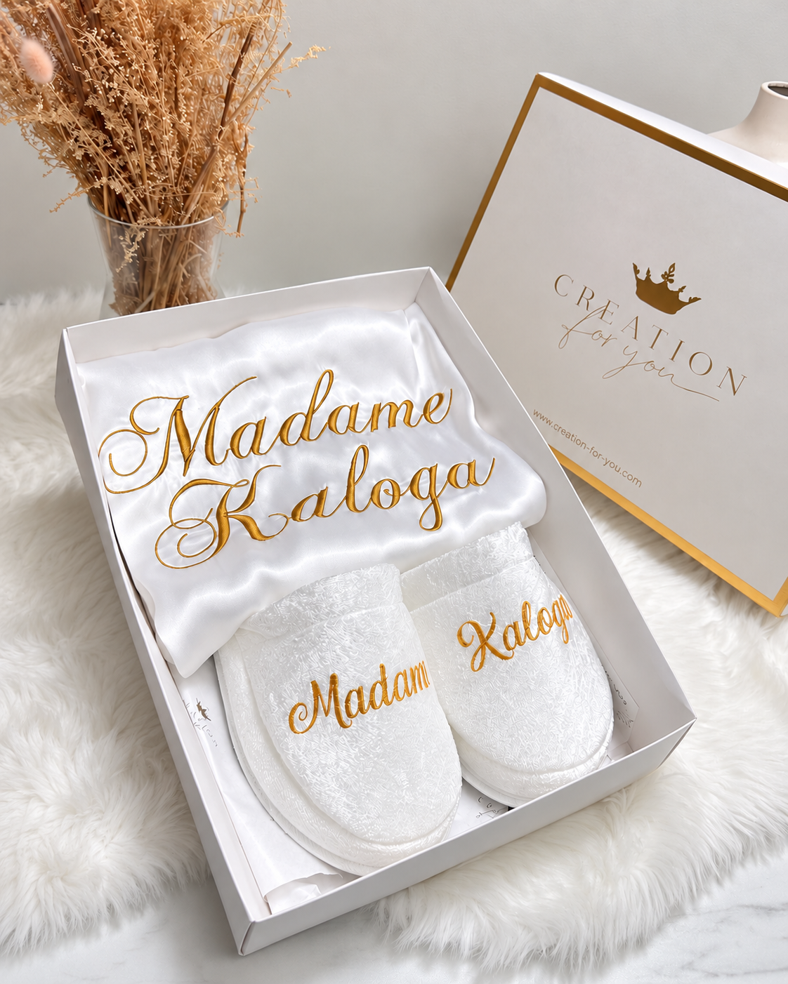 Mon coffret satin : peignoir blanc brodé et chaussons personnalisés en doré