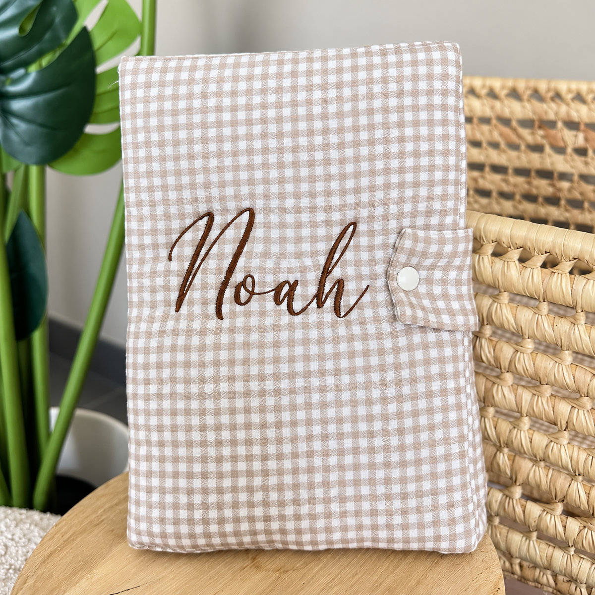 Protège-carnet de santé Vichy beige brodé Noah, vu de face.